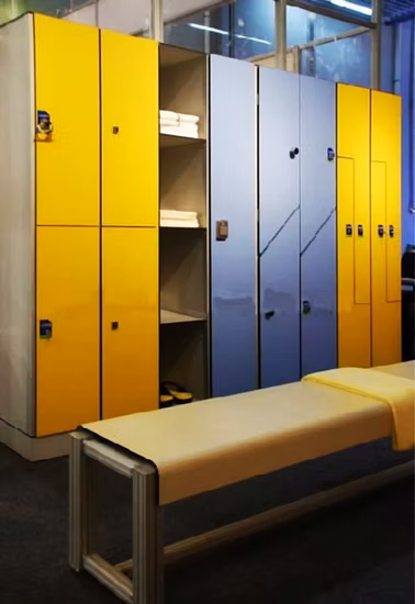 Neuester eintüriger Umkleideraum mit Holzmaserung und digitalem Schloss